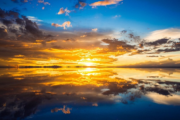 40日間の張り込みで撮影した雲と日光それを映すウユニ塩湖