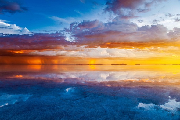 40日間の張り込みで撮影した雲と日光それを映すウユニ塩湖