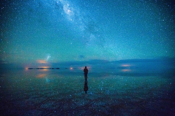 40日間の張り込みで撮影した立っている人の姿とそれを映すウユニ塩湖