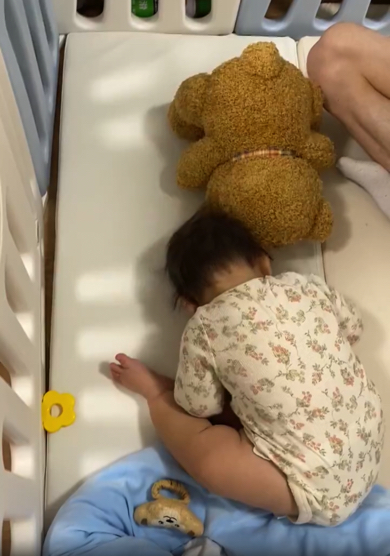 娘ちゃんもベッドに倒れ込むのでした