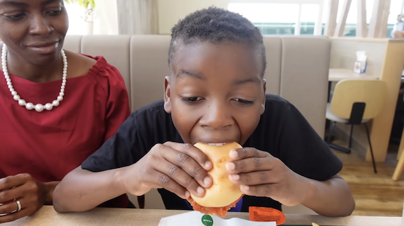 マラウイ国際家族のモスバーガー初体験