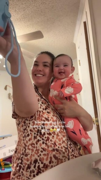 ママと一緒に写真を撮る赤ちゃん