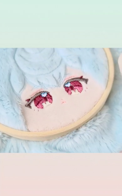 キャラクターの顔を刺繍