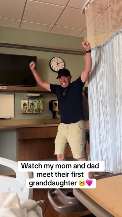 初孫と対面した両親