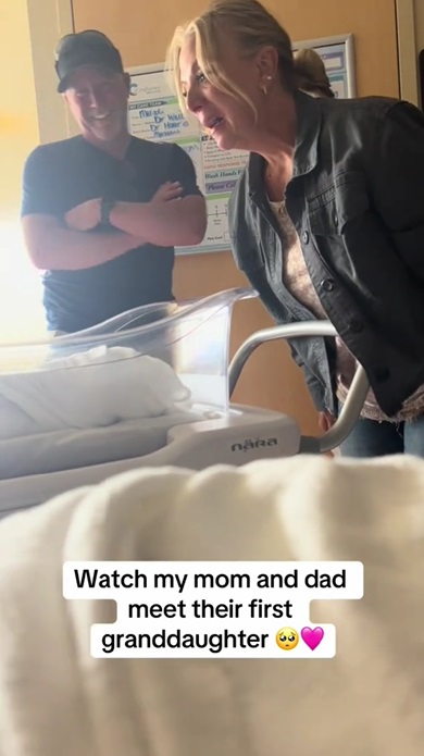 初孫と対面した両親