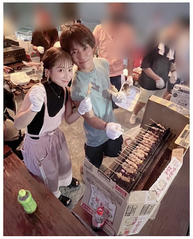 焼き鳥を焼く辻希美と杉浦太陽