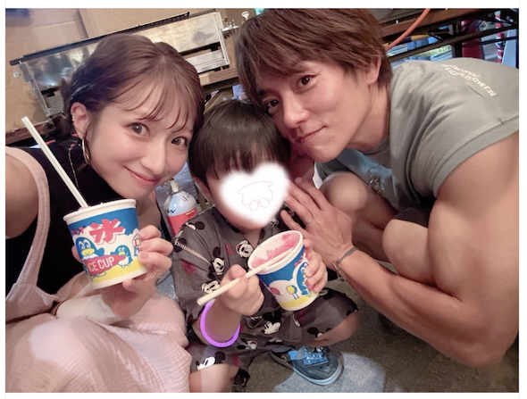 お祭りを楽しむ辻希美と杉浦太陽、三男・幸空