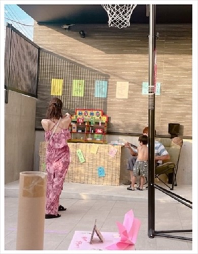 焼き鳥を焼く辻希美と杉浦太陽