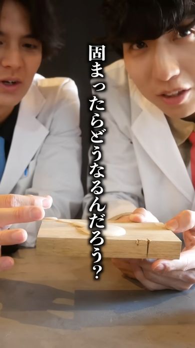 1万回かき混ぜられて真っ白になった液体のりを垂らしてみる