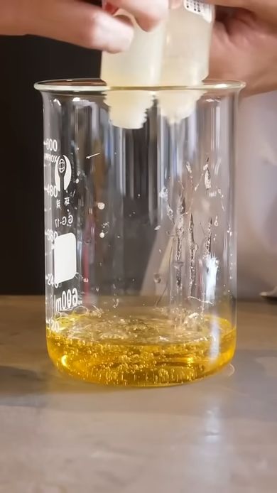 液体のりをビーカーに注ぐ