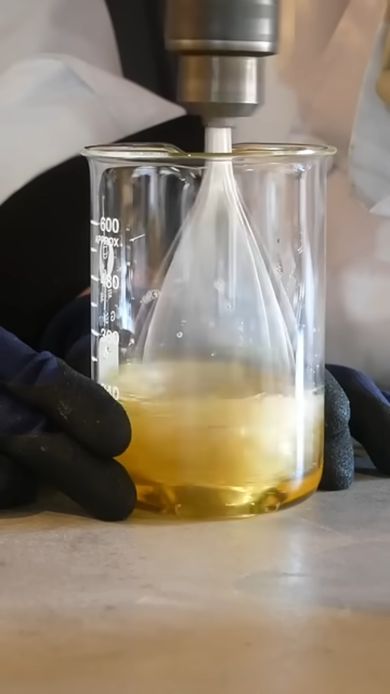 コハクのような色の液体のりを1万回かき混ぜる