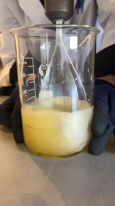 1万回かき混ぜる過程で白くなり始めた液体のり