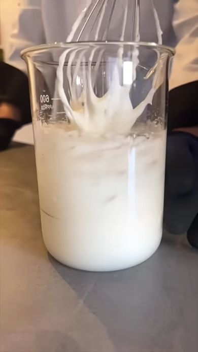 1万回かき混ぜられてメレンゲのようになった液体のり