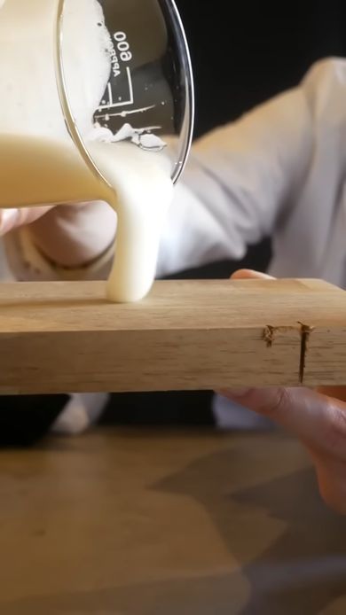 1万回かき混ぜられて真っ白になった液体のりを垂らしてみる