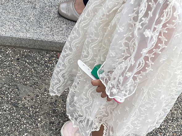 お宮参りでナイフを放さない子ども（手元を拡大）