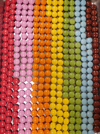 並んだマーブルチョコ