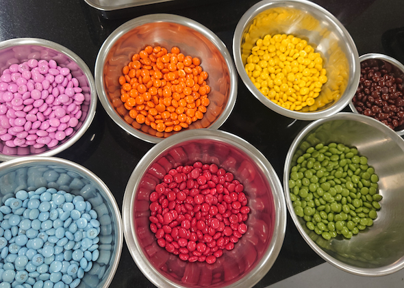 並んだマーブルチョコ