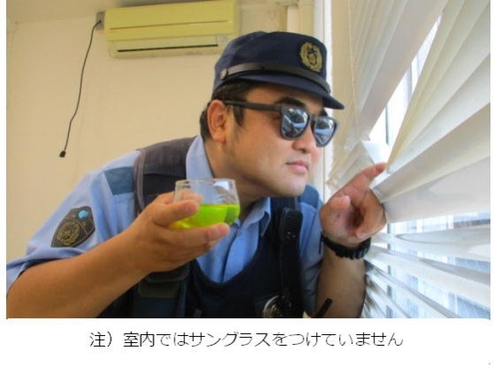 サングラスを着用する警察官