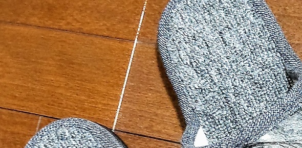 ニャンコによりアートへと変えられたスリッパ