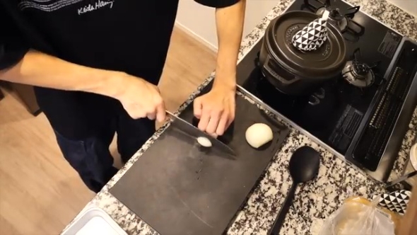 玉ねぎを切る男の子