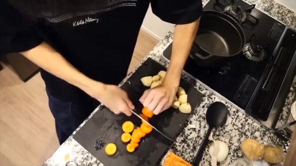 人参を切る男の子