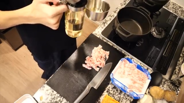 油を入れる男の子