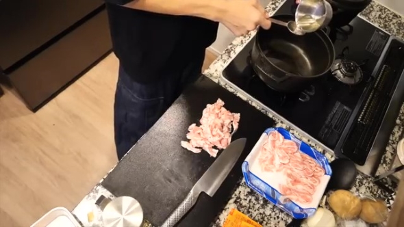 油を入れる男の子