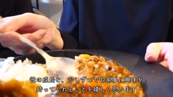 カレーを食べる女性
