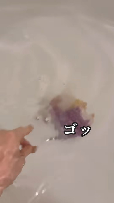湯の中に落ちるバスボム