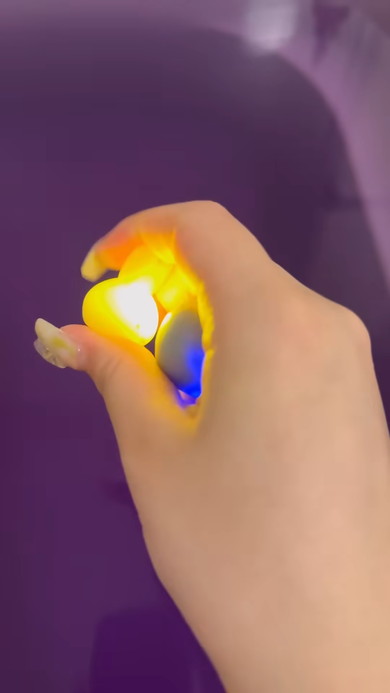 光るバスグッズを投下