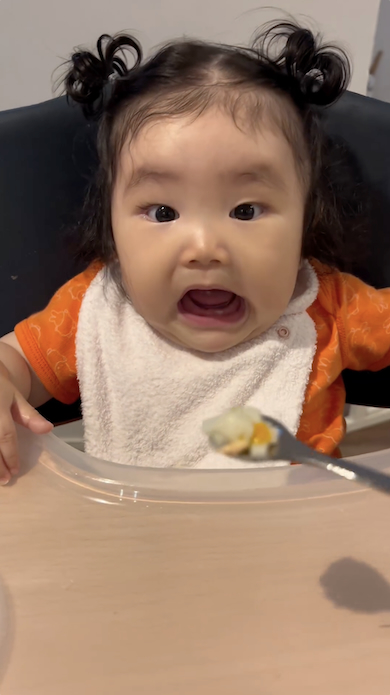 ご飯を驚きながら食べる赤ちゃん