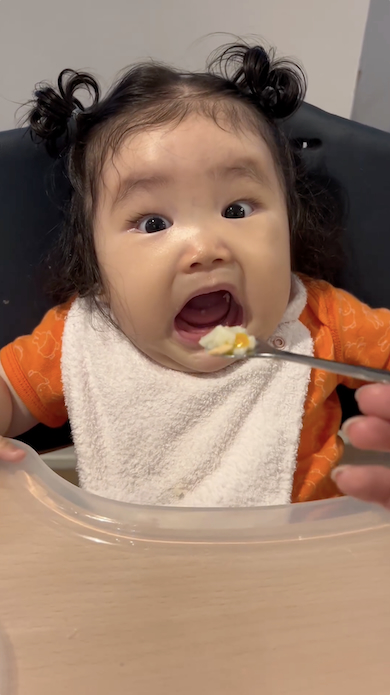 ご飯を驚きながら食べる赤ちゃん