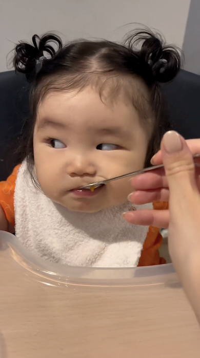 ご飯を驚きながら食べる赤ちゃん