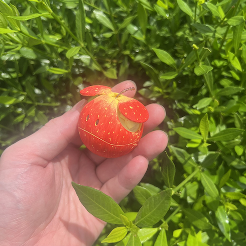 りんご風塗装した「ガンダム」ハロ