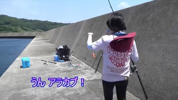 梅雨入りの堤防で巨大魚が釣りあがる