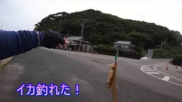 梅雨入りの堤防で巨大魚が釣りあがる