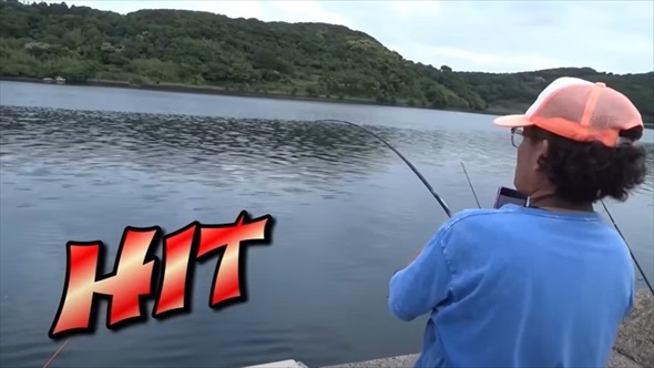 梅雨入りの堤防で巨大魚が釣りあがる