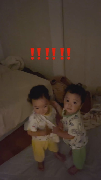 寝ていたと思ったら起きていた双子の男の子たち