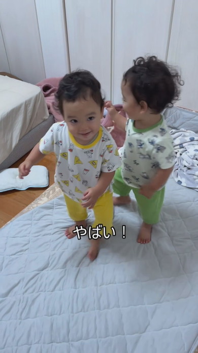 寝ていたと思ったら起きていた双子の男の子たち