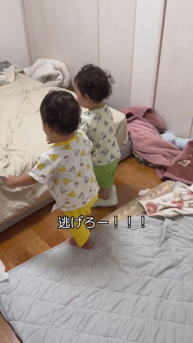 寝ていたと思ったら起きていた双子の男の子たち