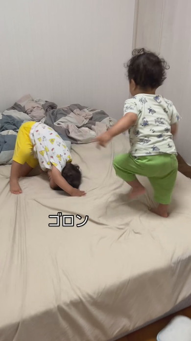 寝ていたと思ったら起きていた双子の男の子たち