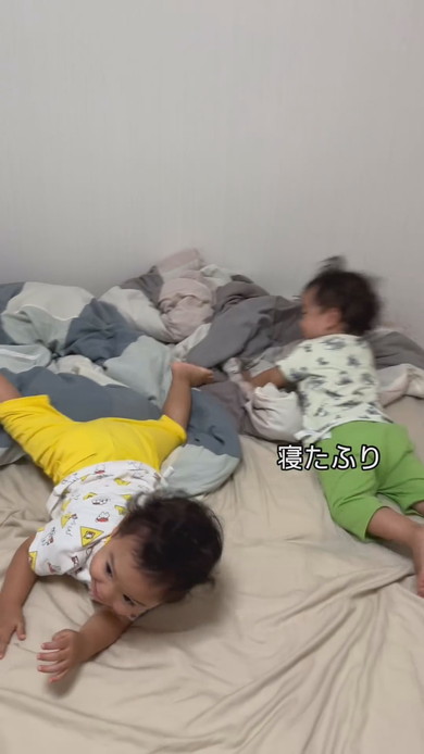 寝ていたと思ったら起きていた双子の男の子たち