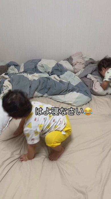 寝ていたと思ったら起きていた双子の男の子たち