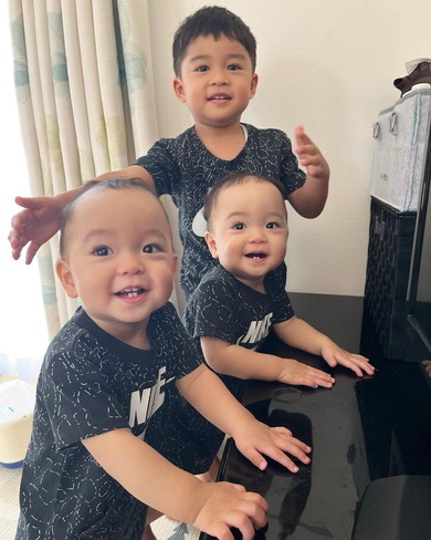 4歳の男の子と1歳の双子の男の子