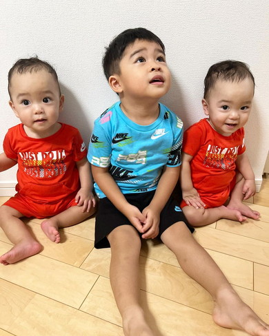 4歳の男の子と1歳の双子の男の子