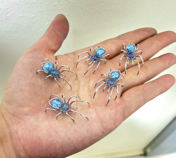 クモモチーフの針金細工作品