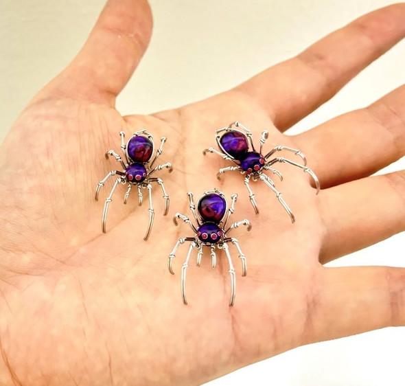 クモモチーフの針金細工作品