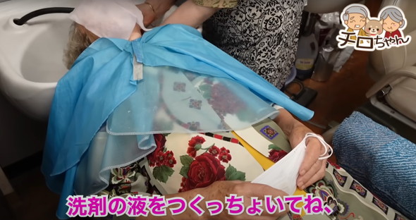 美容院でイメチェンするおばあちゃん