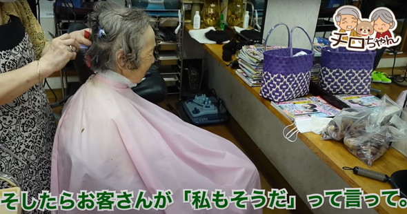 美容院でイメチェンするおばあちゃん