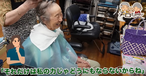 美容院でイメチェンするおばあちゃん